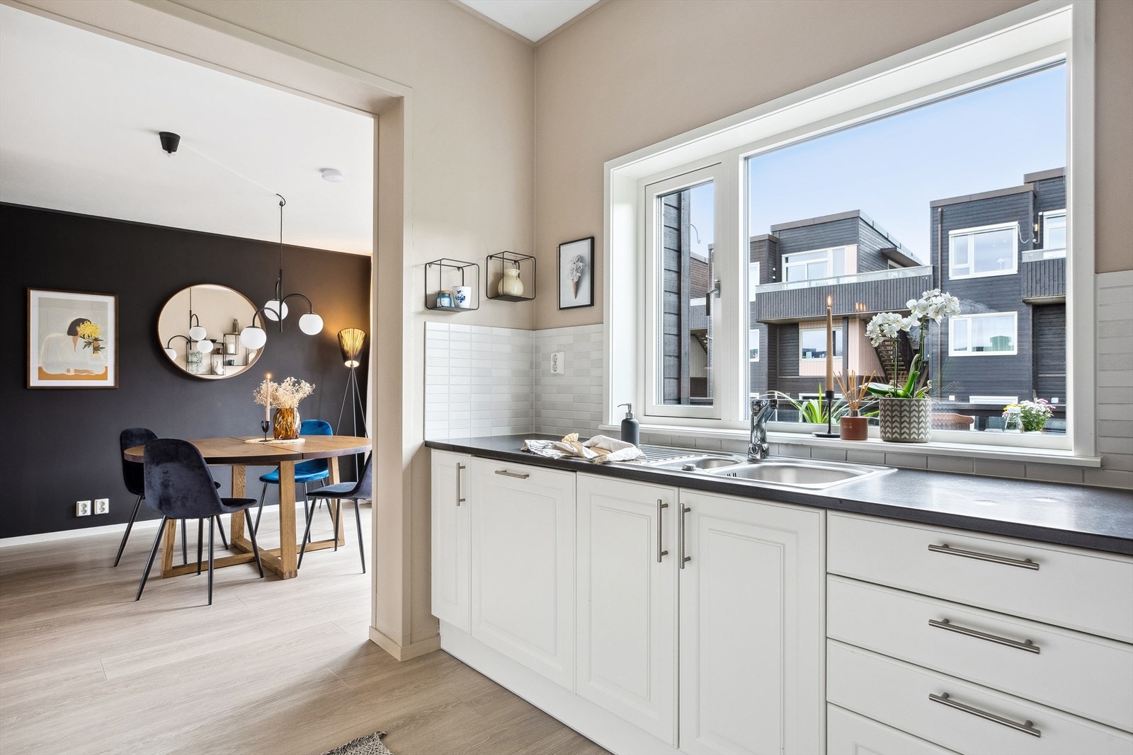 Det er en åpen løsning mot spisestuen, som gjør matlagingen sosial. Galleribilde