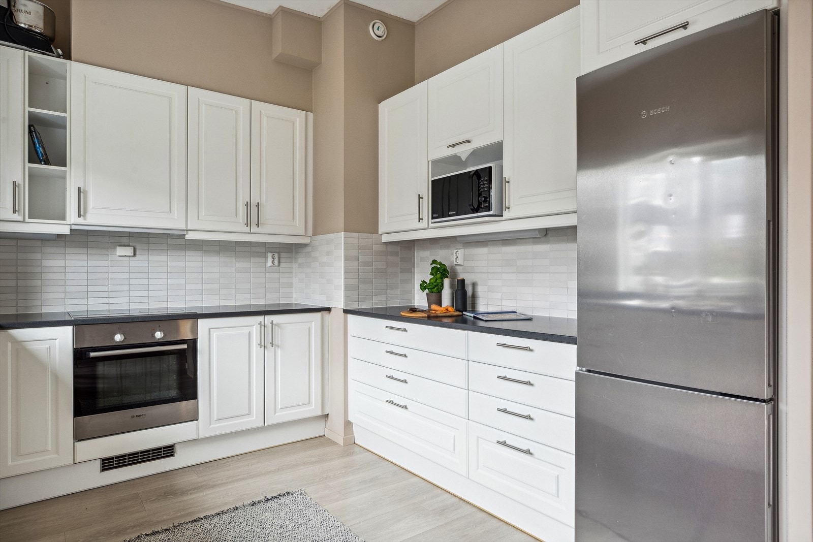 Her får man et stilig og tidløst kjøkken med god skap- og benkeplass i en smart u-form. Galleribilde