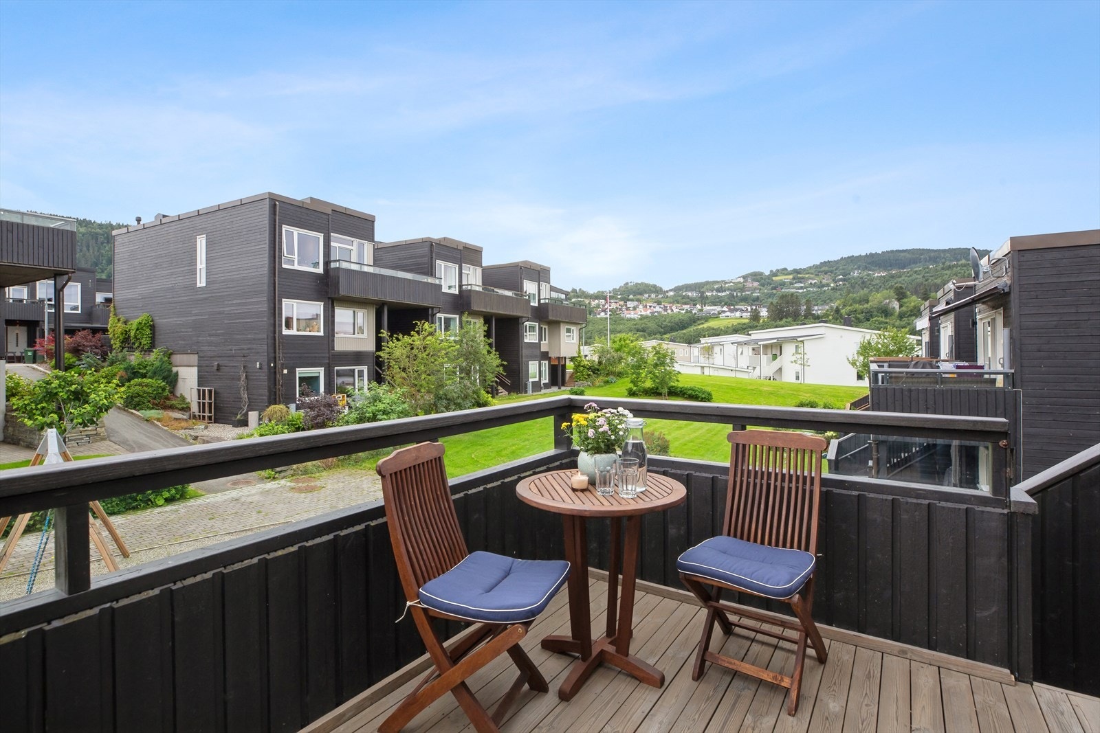 Sommerstid byr de tre uteplassene på sol fra tidlig morgen og helt til klokka 21.30 på kvelden. Galleribilde