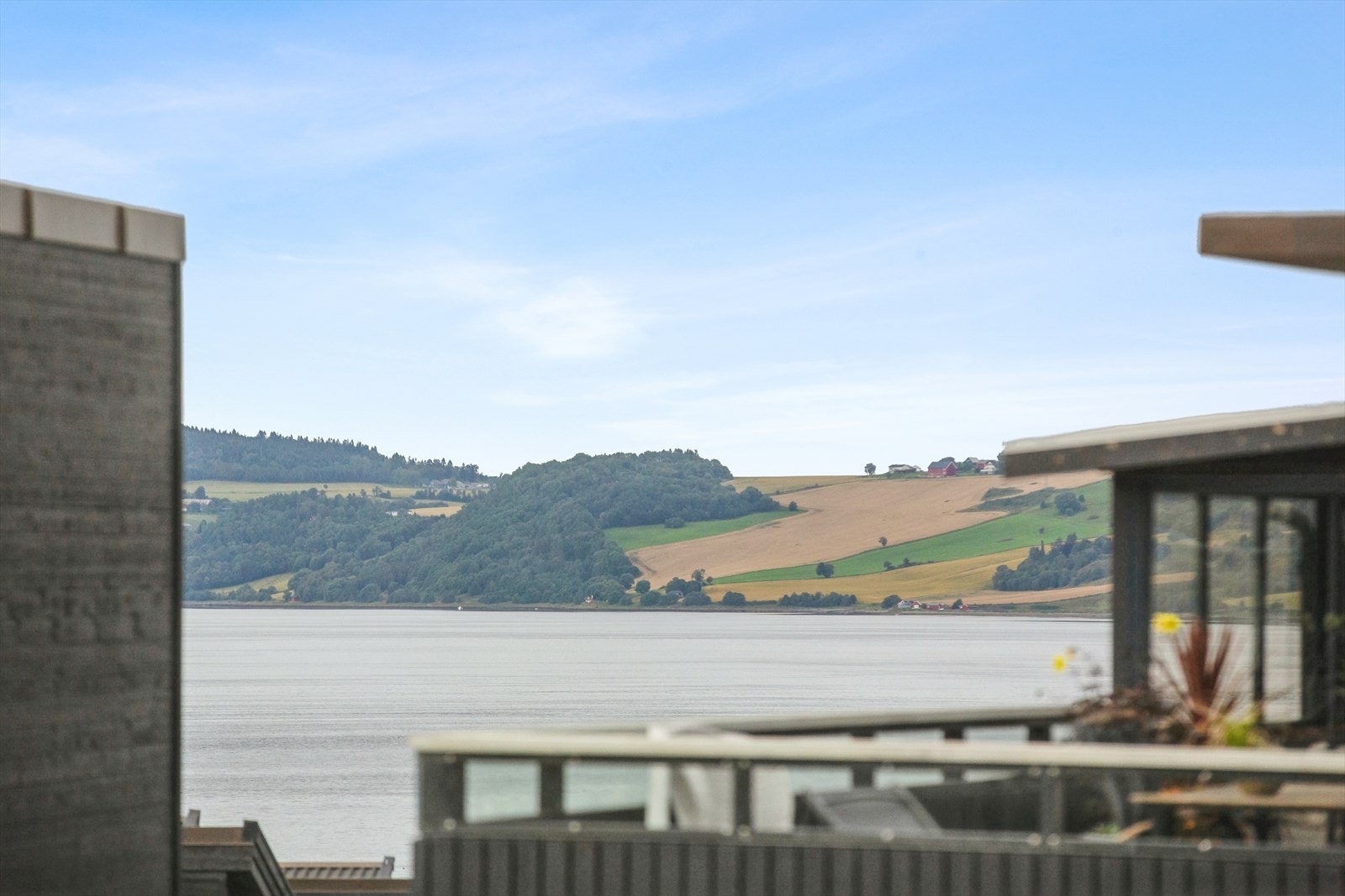 Flott utsikt over fjorden. Galleribilde