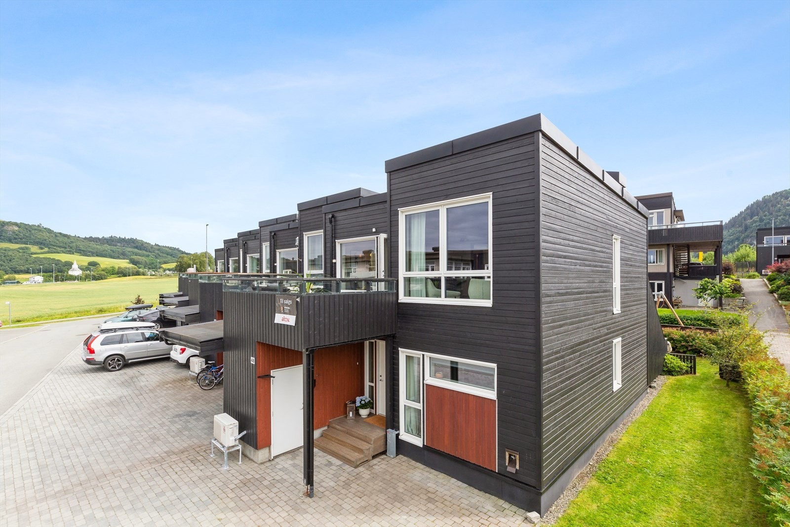 Dette er et meget tiltalende rekkehus over to plan, med funksjonell utforming og store, åpne oppholdssoner. Galleribilde