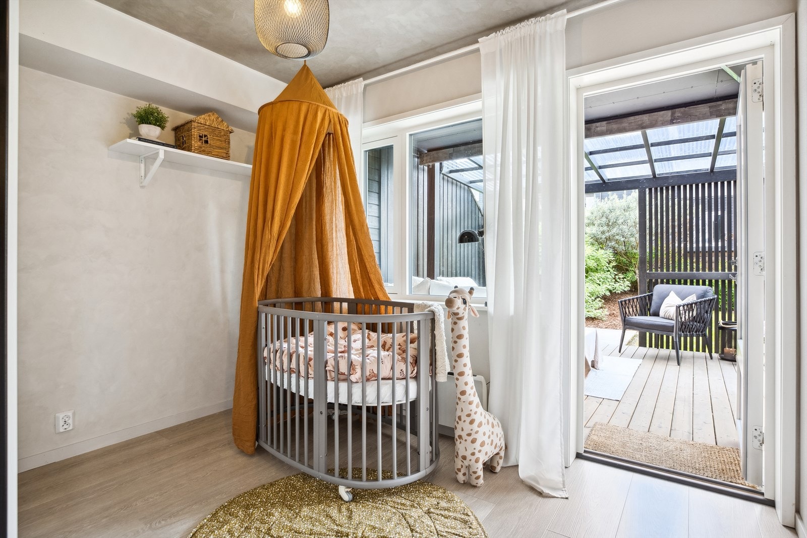 Fra det minste soverommet er det utgang til den store, men likevel lune markterrassen i hagen. Galleribilde