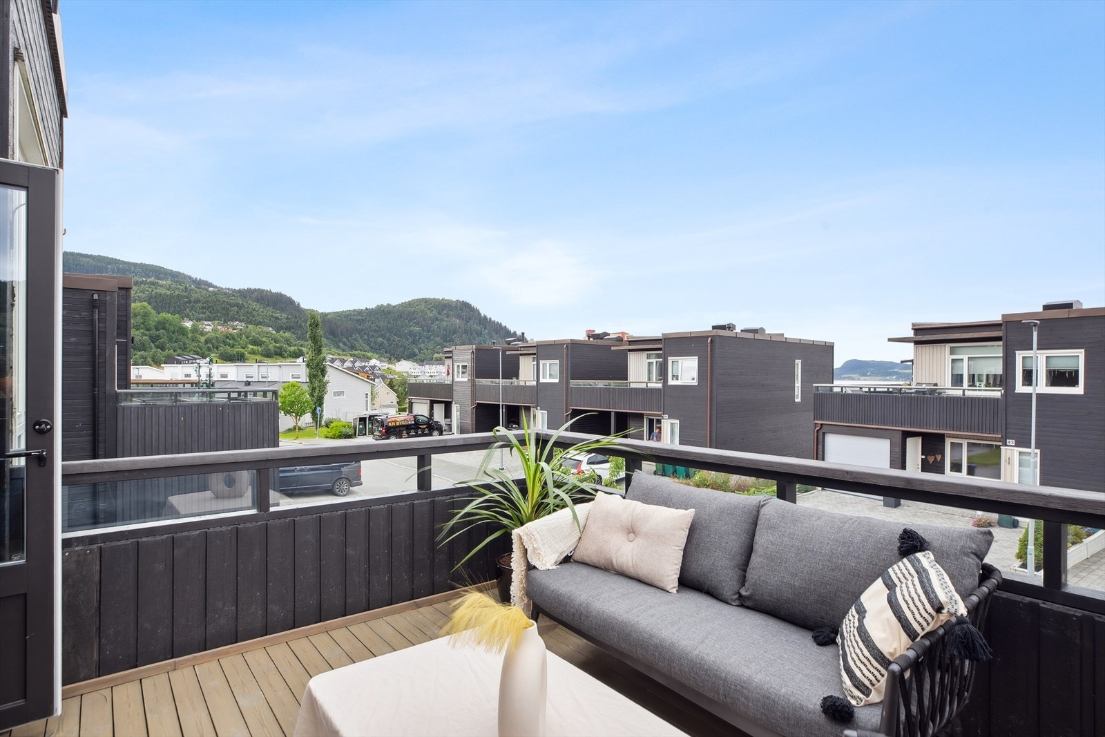 Balkongen er romslig og har god plass til en sittegruppe Galleribilde