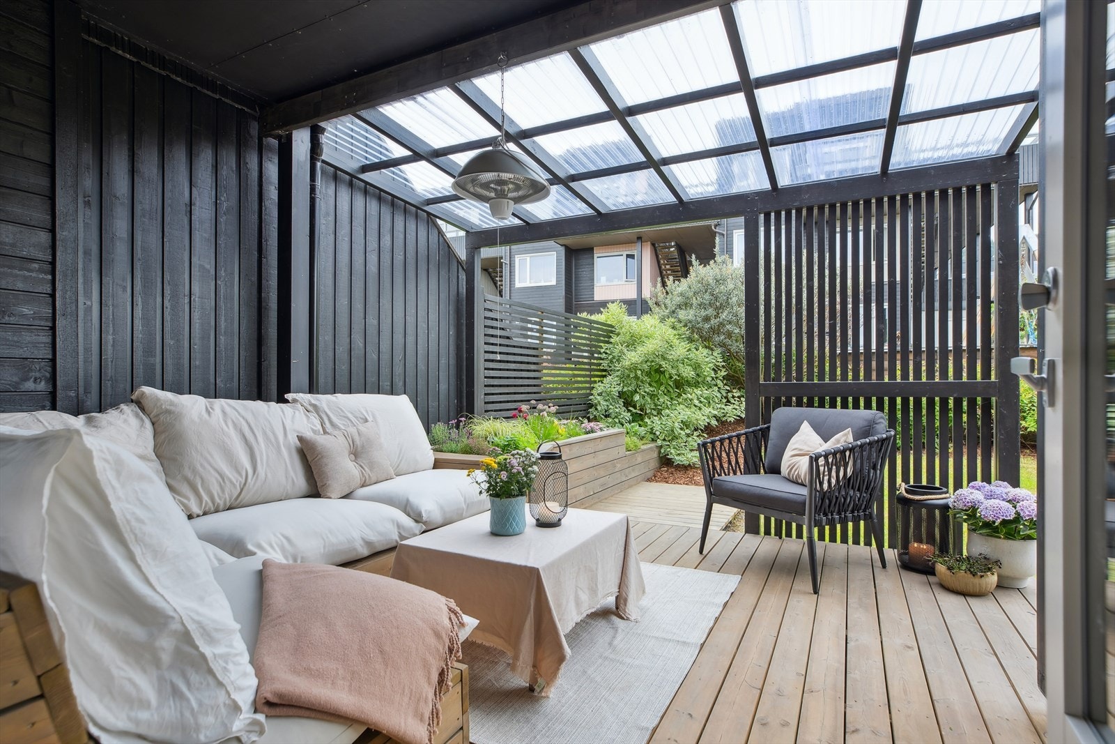 I 2022 ble det oppført en skjermet og delvis overbygget markterrasse, med levegger og et areal på ca. 31 kvm. Galleribilde