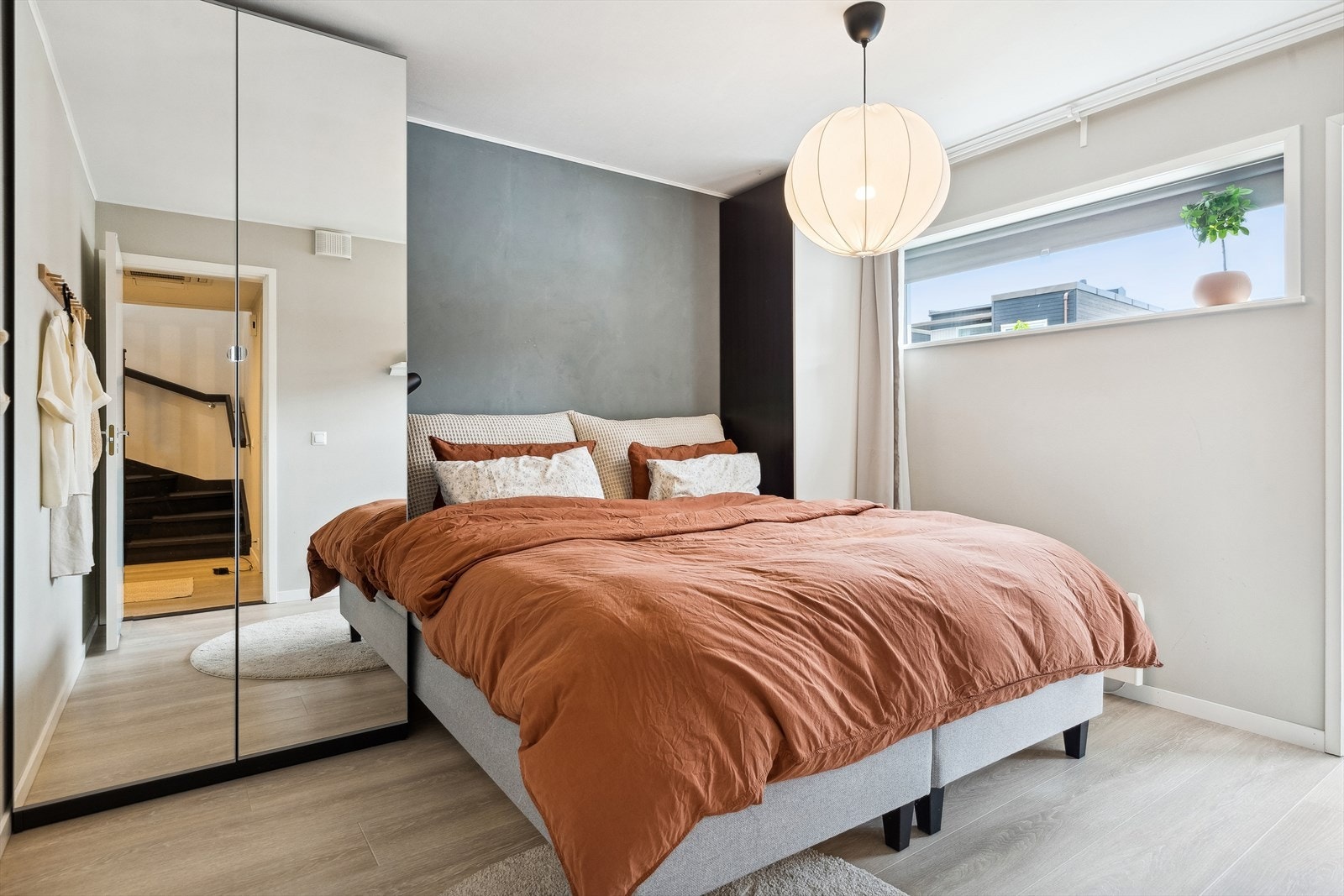 Tre gode soverom ligger sammen i 1. etasje, meget praktisk hvis man har små barn. Galleribilde