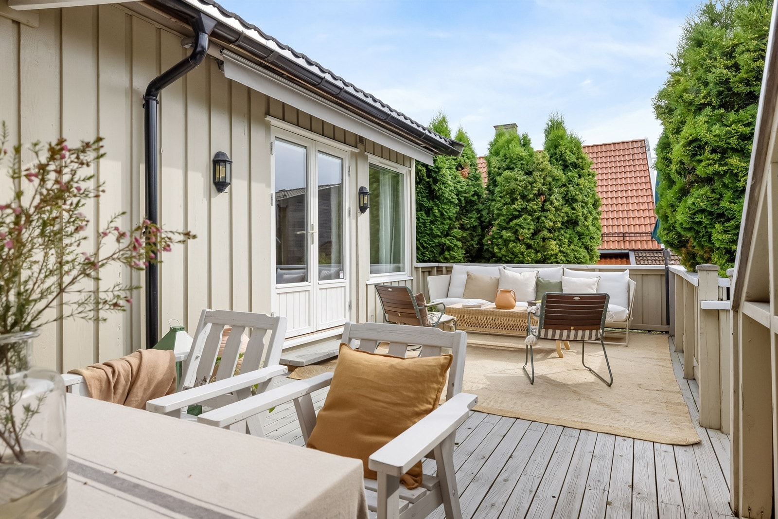 Belysning, stikkontakter, markise og elektrisk terrassevarmer er montert Galleribilde
