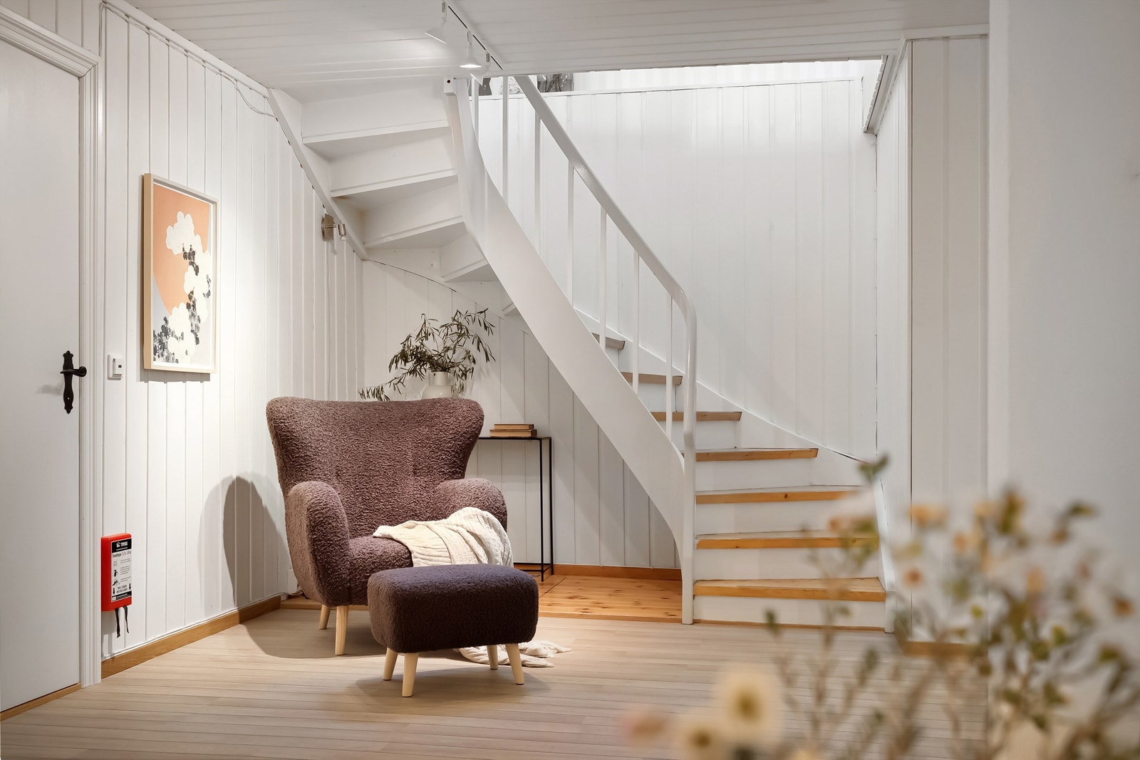Trapp i treverk leder fra 1.etasje til kjelleretasje Galleribilde