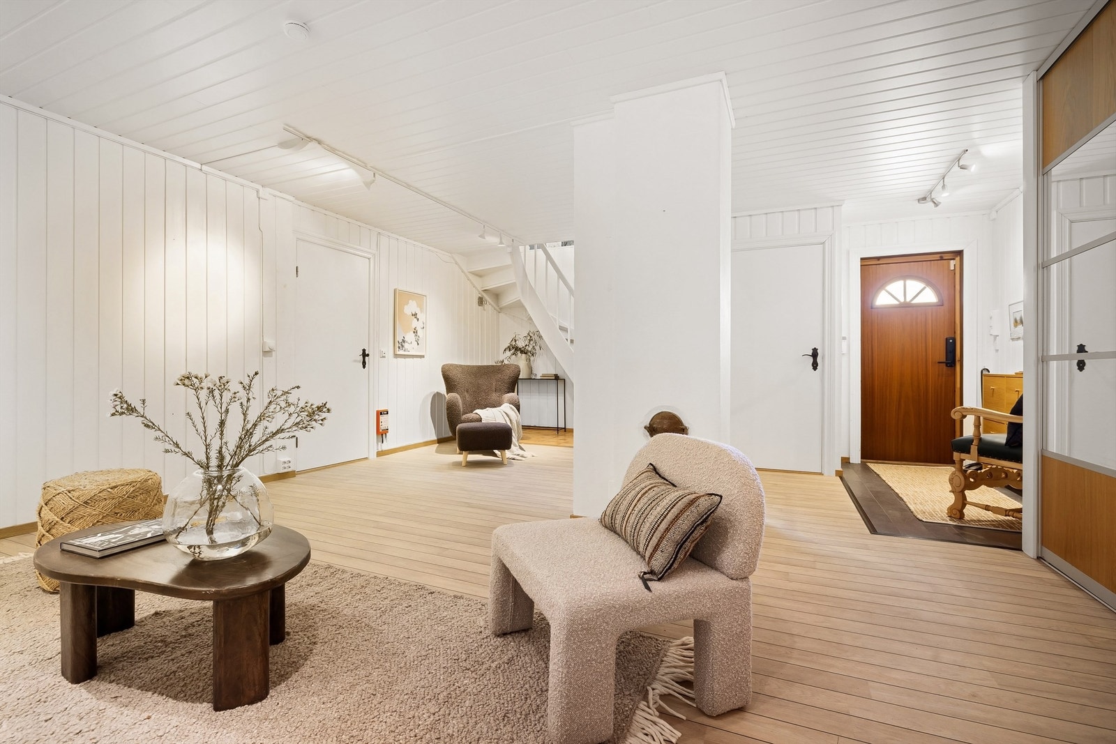Skyvedørsgarderobe mål på ca 2,35 meter Galleribilde