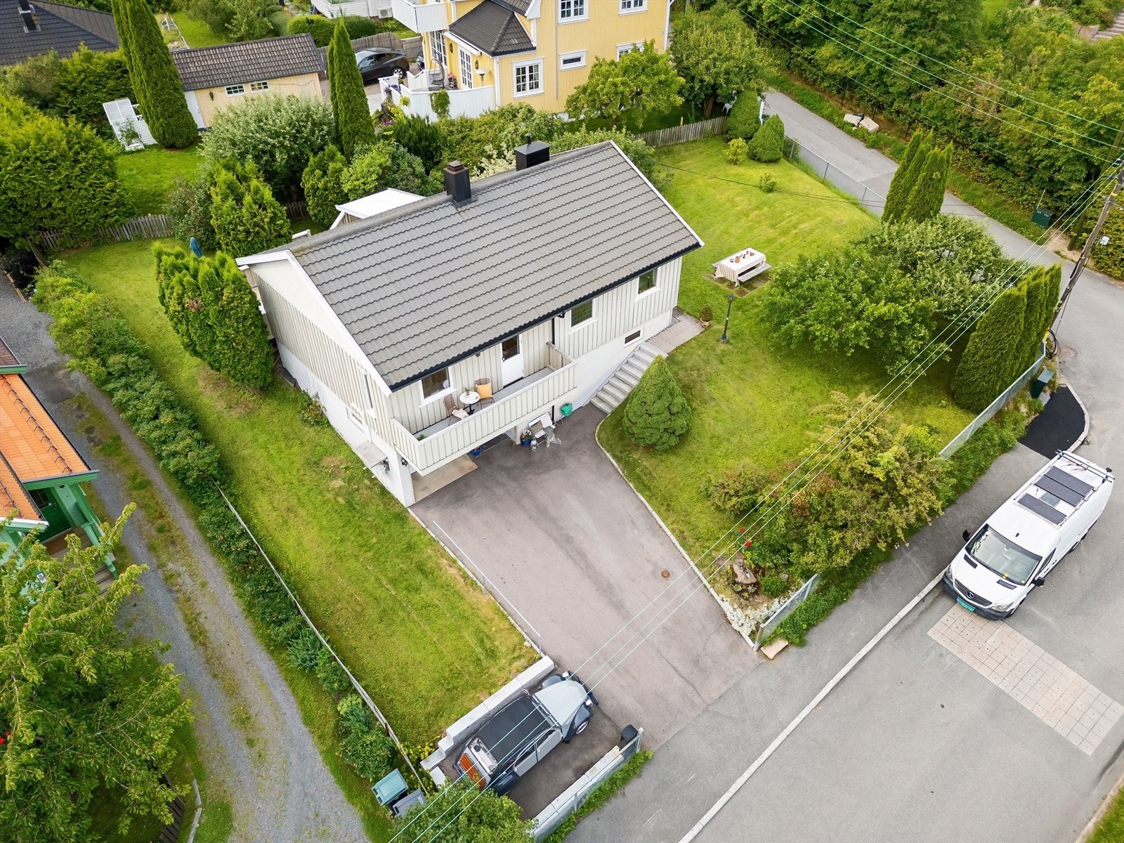 Skap din drømmebolig! Enebolig med stor, solrik hjørnetomt (955 kvm), balkong, terrasse, peis og garasje Galleribilde