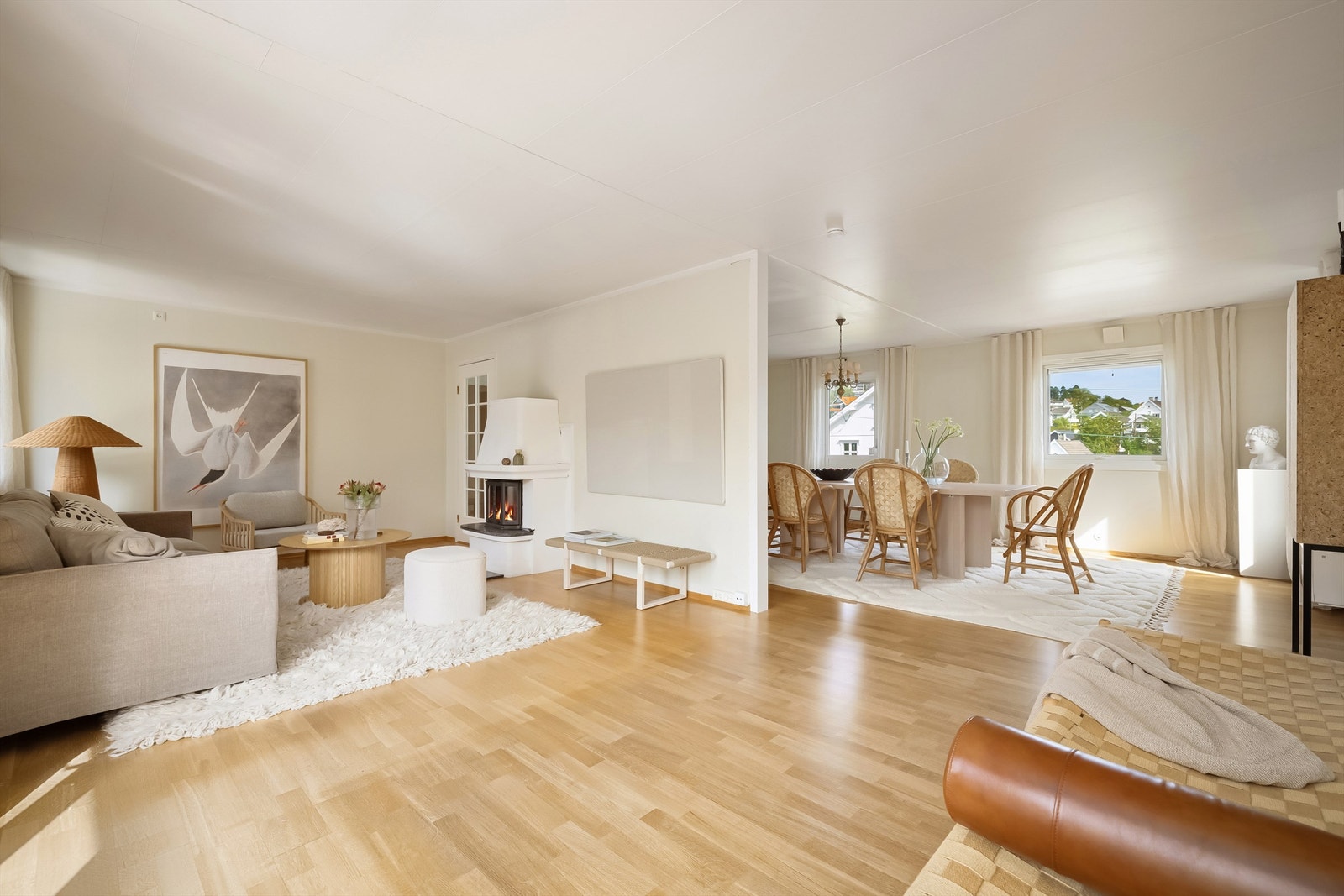 Stor stue med store vindusflater som slipper inn godt med lys Galleribilde