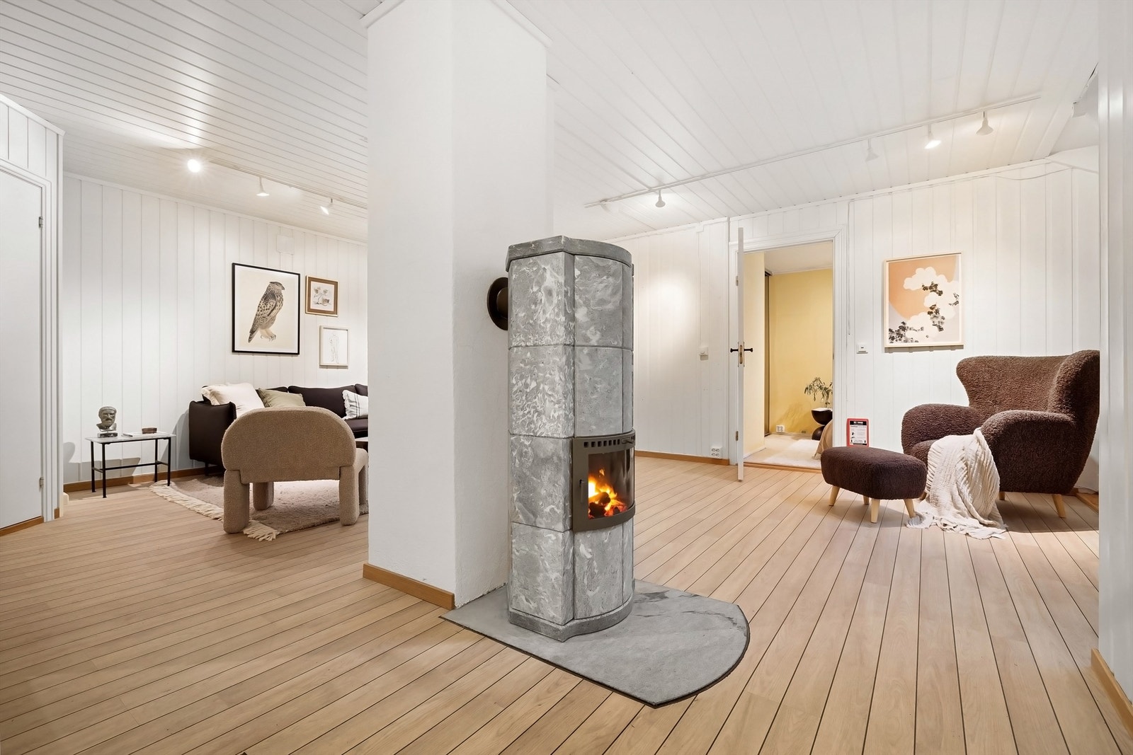 Peis i kjellerstuen som varmer godt på kalde vinterdager Galleribilde