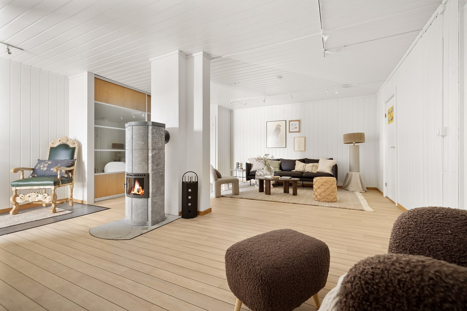 Stor kjellerstue med plass til blant annet sofagruppe og lesekrok Galleribilde