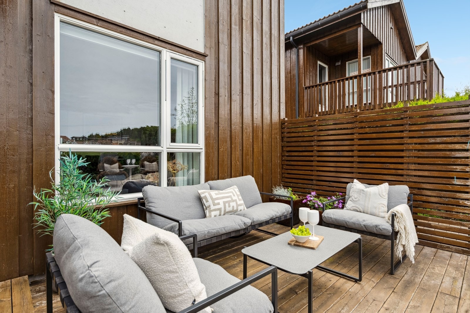 Her har du god plass til både utemøbler, grill, planter, m.m Galleribilde