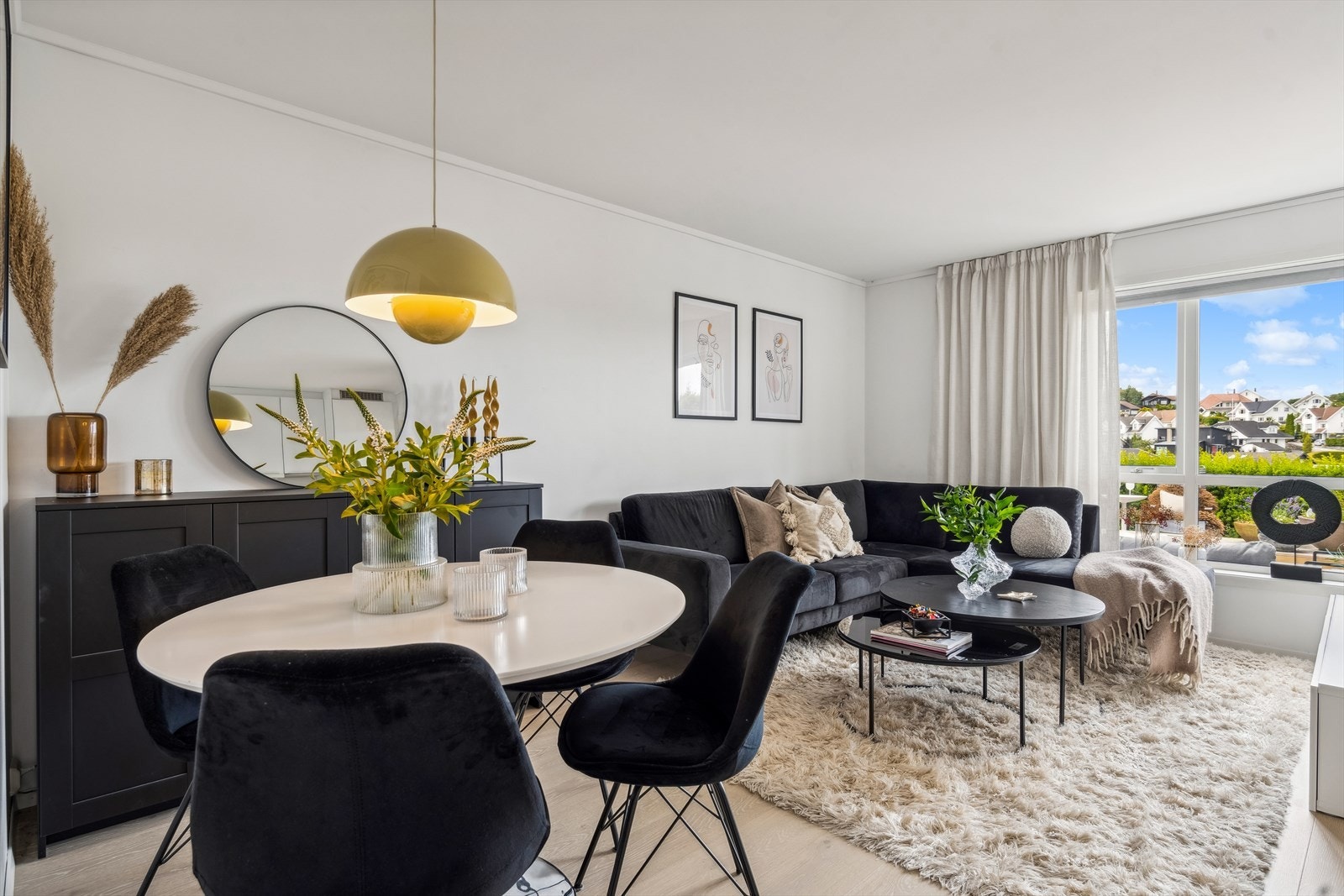 Videre kommer du til øvrige rom i leiligheten som består av soverom, bad, bod, stue og kjøkken. Galleribilde