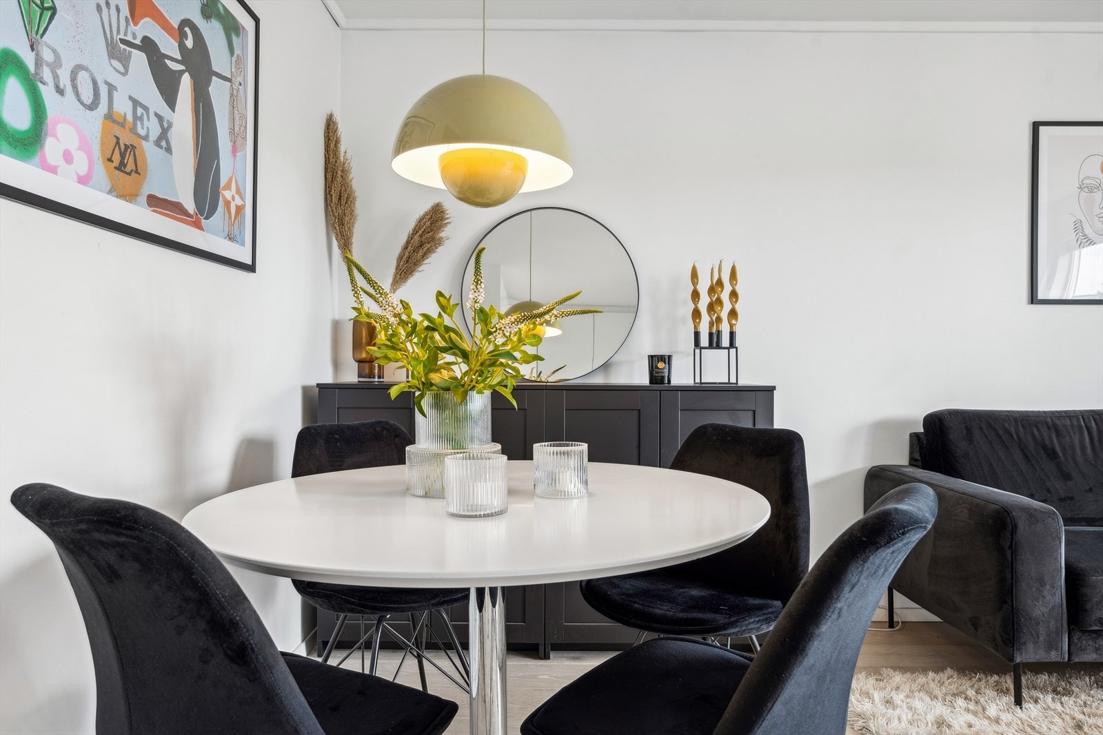 Stuen er lysmalt og har fin parkett på gulv. Galleribilde
