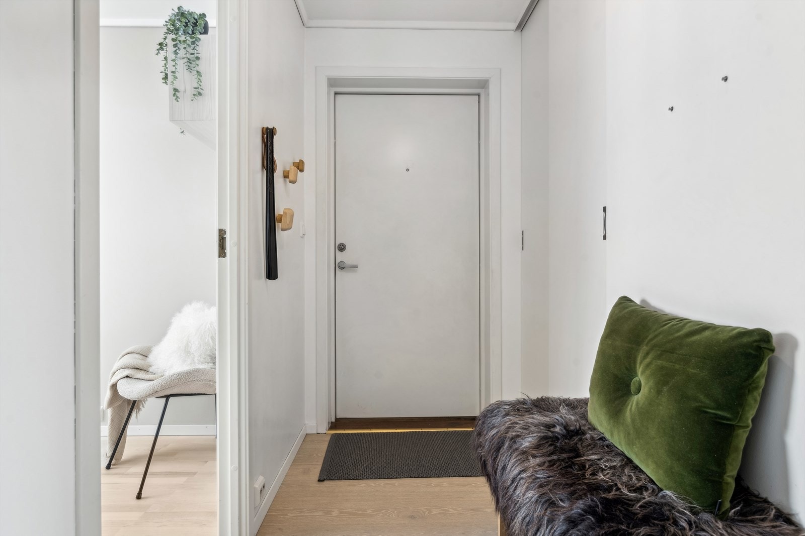 Innvendig kommer du inn til en lys og romslig entrè med plass til å henge fra deg yttertøyet. Galleribilde