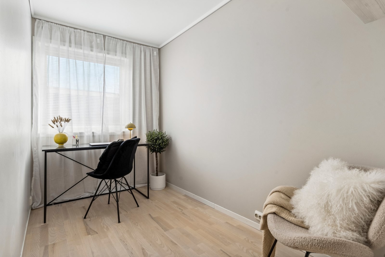 Soverommene har god plass til ønsket soveromsmøblement og garderobe. Galleribilde