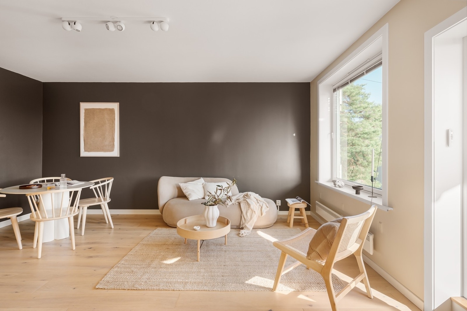 Leiligheten har en stor, lys og luftig stue. Galleribilde