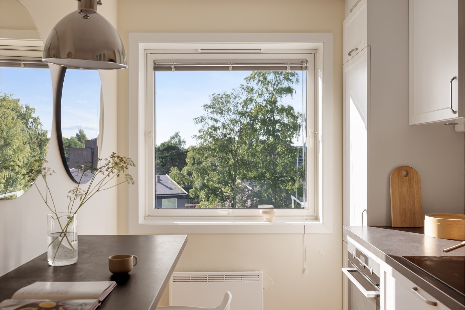 Store vindusflater som gir gode arbeidsforhold. Galleribilde