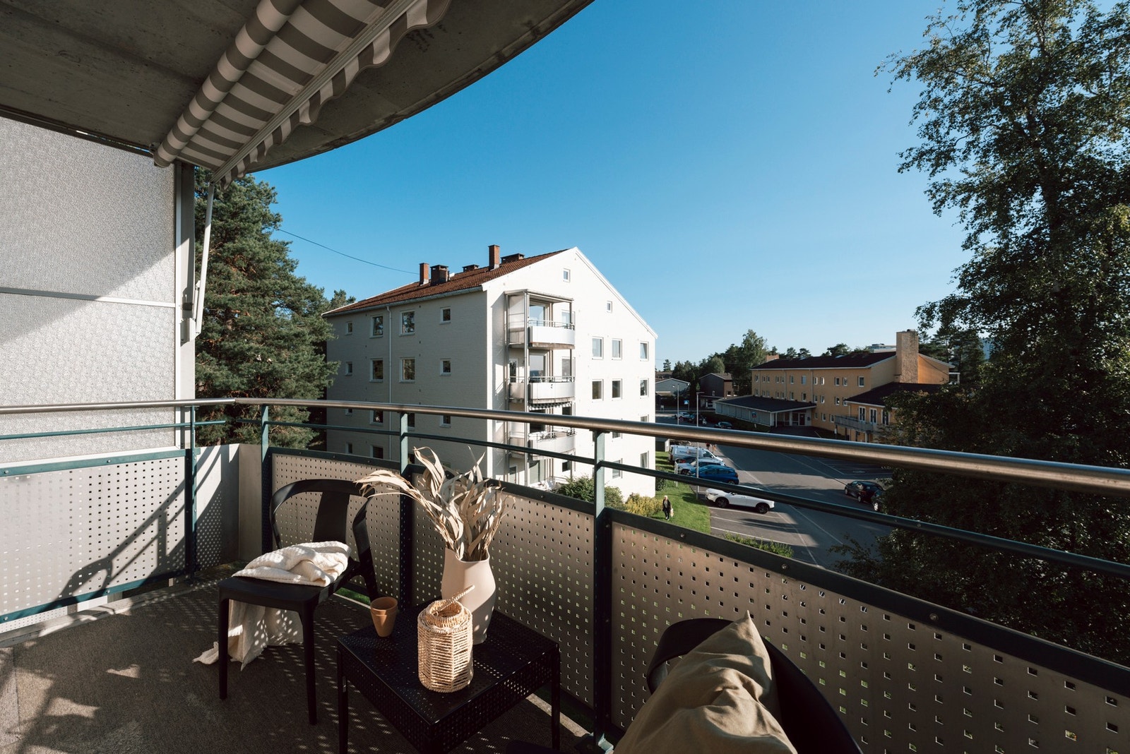 Balkongen har et areal på 7m² med plass for flere sittegrupper og grill. Galleribilde