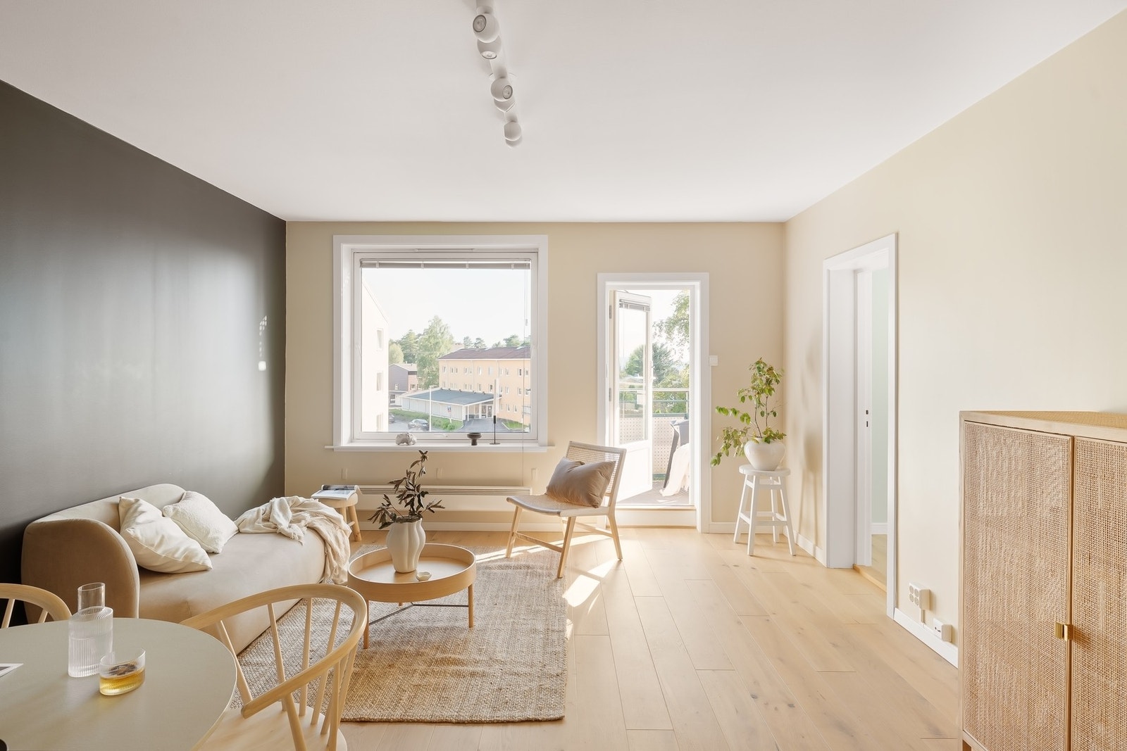 Stuen er et arealvennlig område med god plass til sofagruppe, TV-møblement og spiseplass. Galleribilde