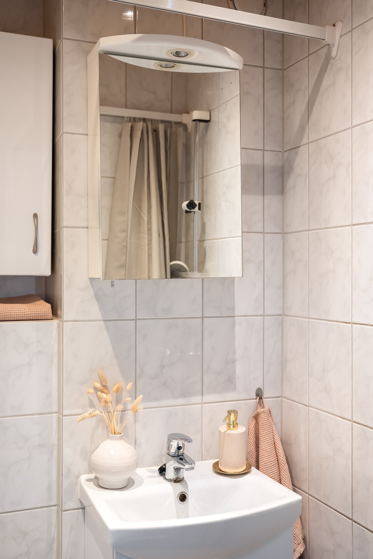 Badet er utstyrt med toalett, baderomsinnredning og dusj. Galleribilde