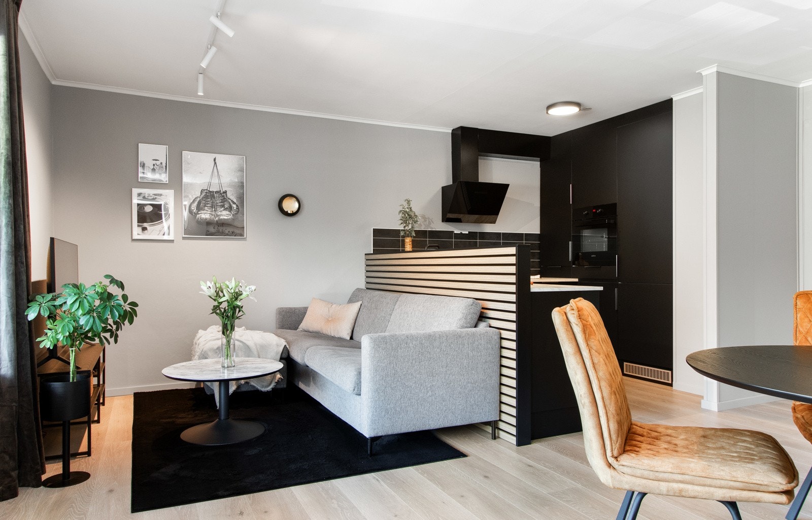 Stuen har plass til både sofagruppe, spisebord og tv-møblement. Galleribilde
