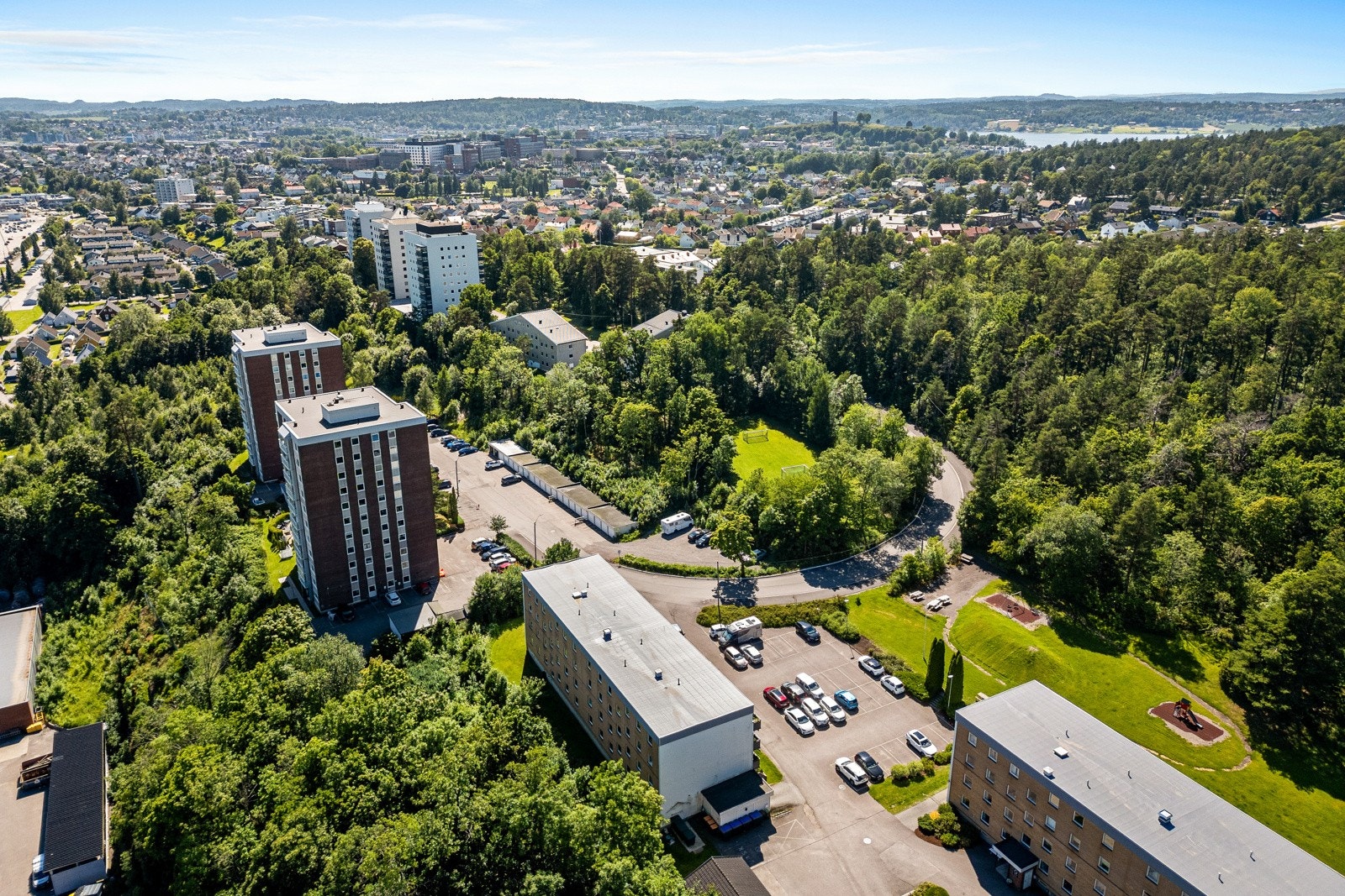 Her er det kort vei til fotballbaner, lysløyper, idrettshall, tennisanlegg og treningssenter. Galleribilde