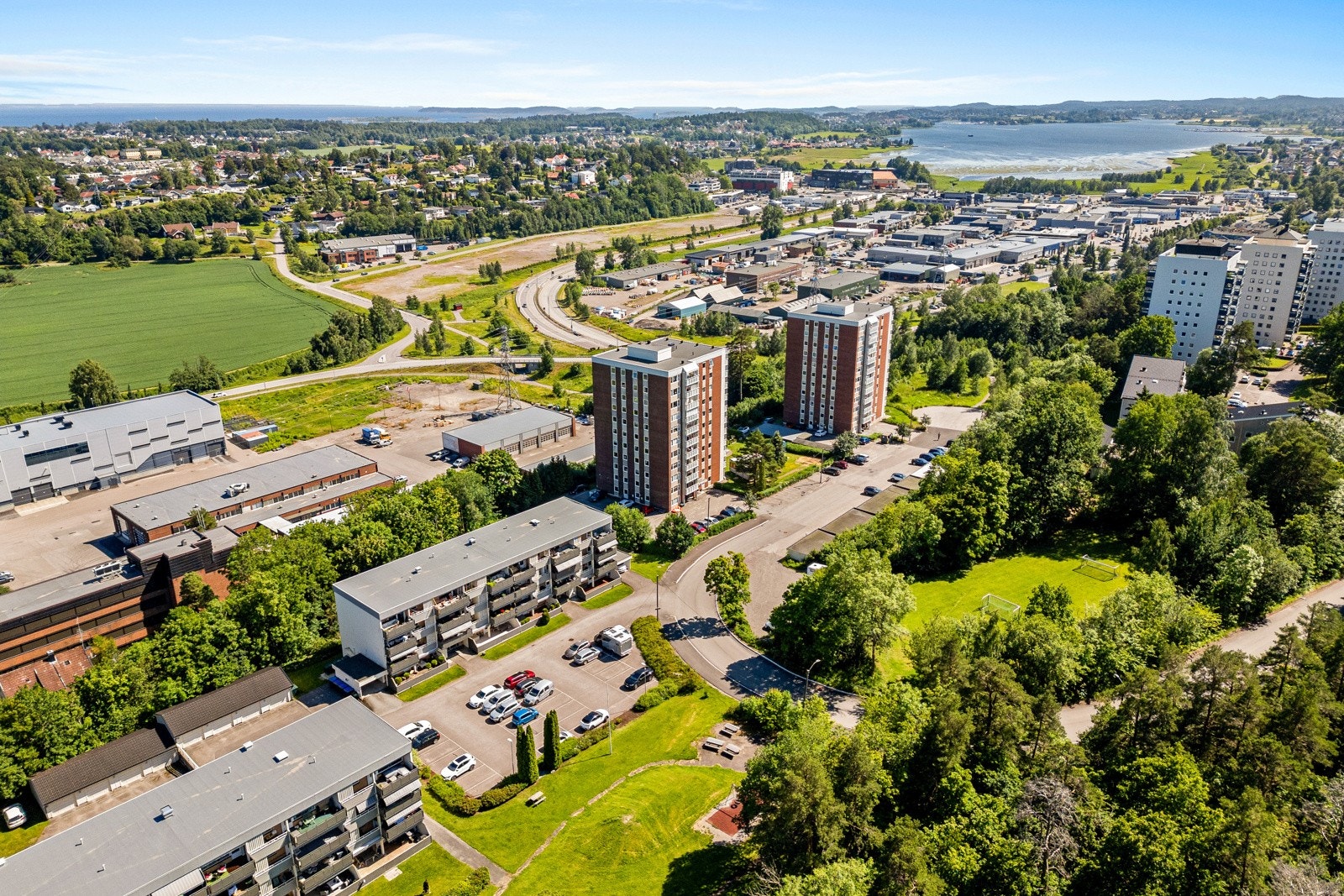 Eiendommen ligger i et attraktivt og sentralt boligområde på Solvang med umiddelbar nærhet til flotte tur og rekreasjonsområder i skog og mark, "midt i smørøyet" i et av byens mest populære boligområde. Galleribilde