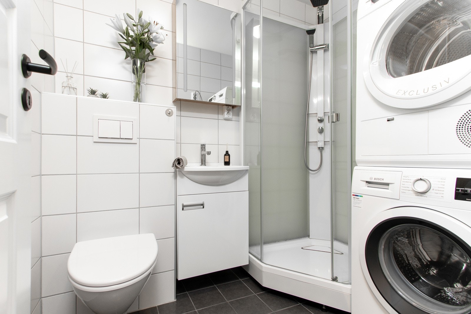 Badet ble oppgradert i regi av borettslaget i 2013 og har flislagte overflater, varme i gulv og mekanisk avtrekk via byggets system. Galleribilde