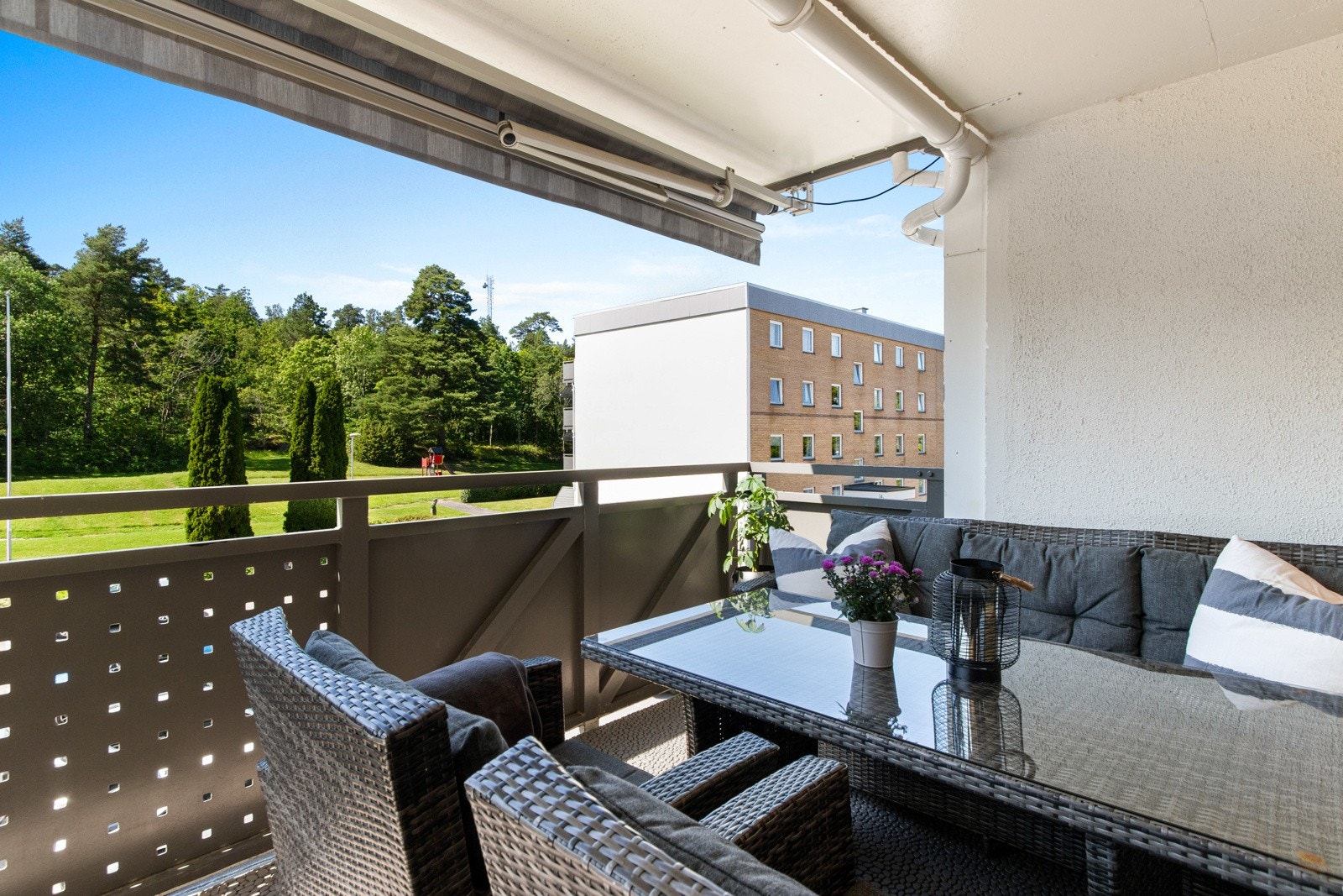 I 2017 ble rekkverk og overflater malt, og det ble montert en motorisert terrassemarkise med fjernkontroll, alt i regi av borettslaget. Galleribilde
