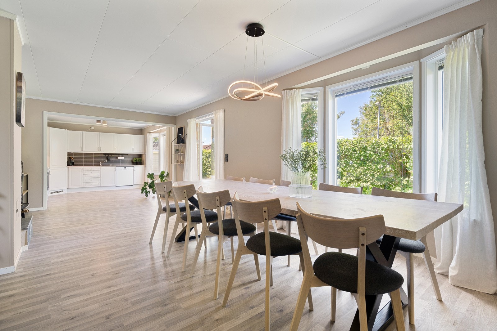 Lyst og fint stue/kjøkken med masse naturlig lysinnslipp. Galleribilde