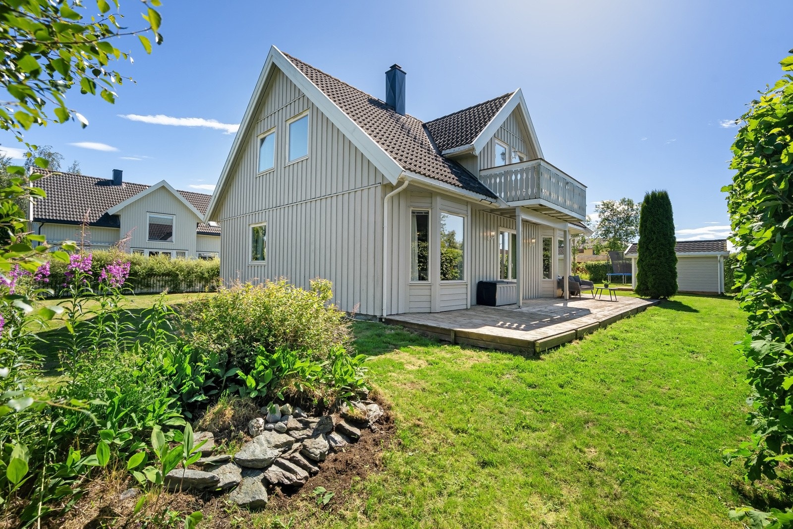 Eiendommen har en stor hage med rikelig med boltreplass for de minste. Galleribilde