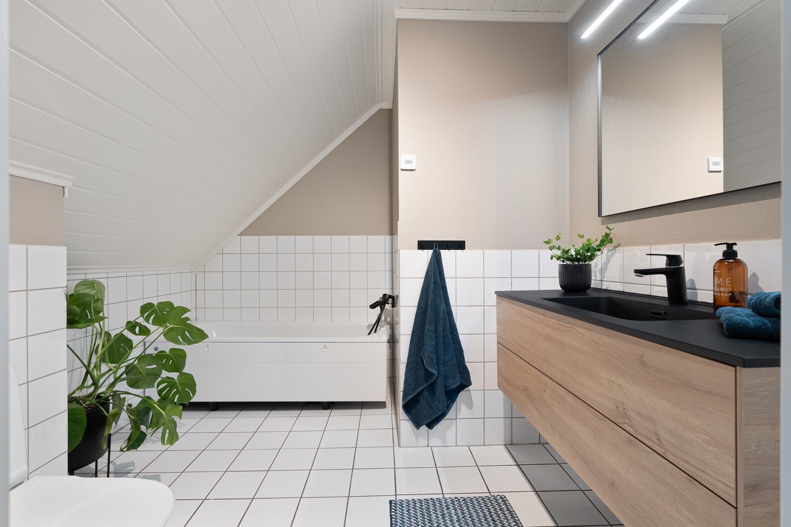 Bad på loft oppleves som meget praktisk med nærhet til soverommene. Galleribilde