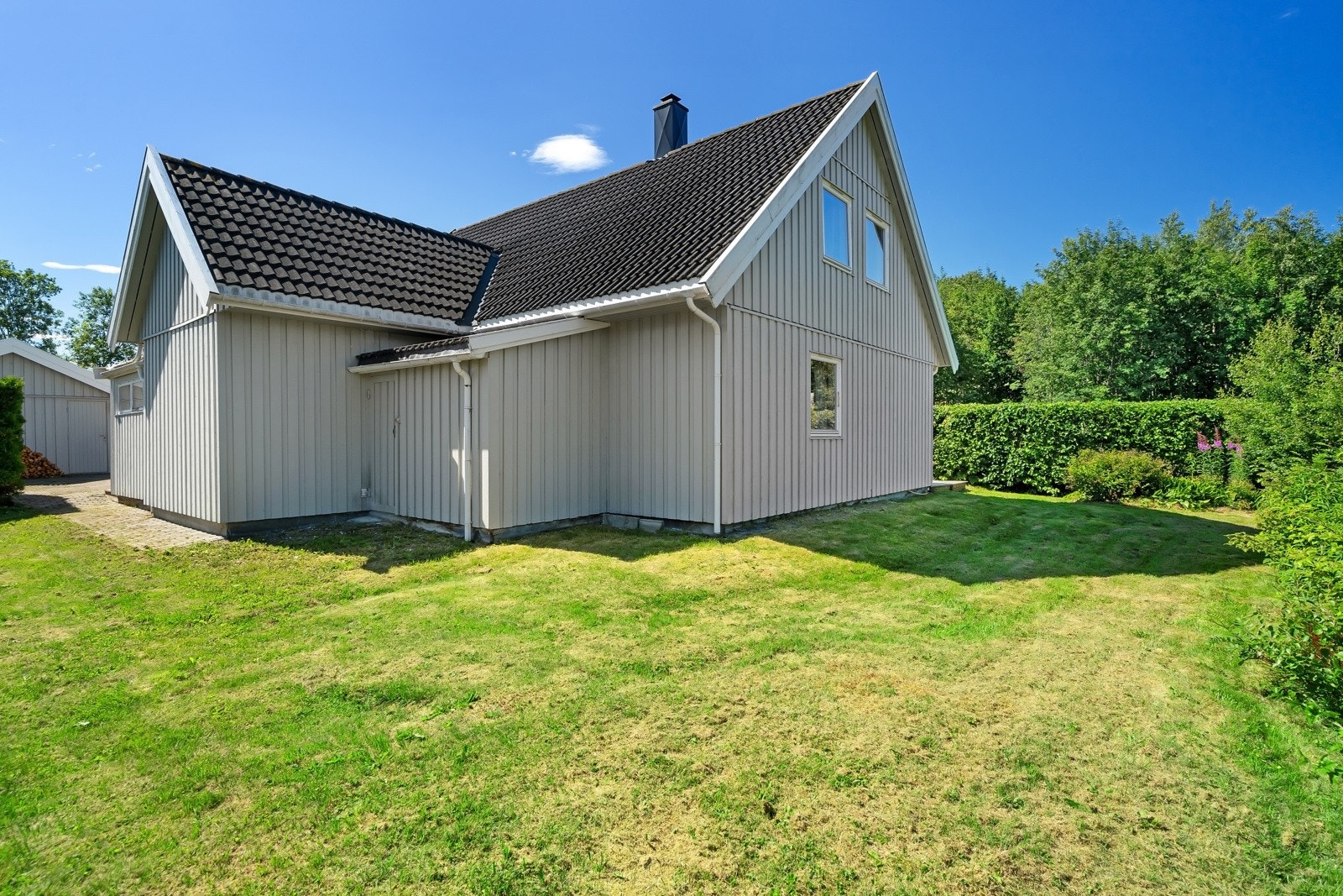 Stort grøntareal ved boligen, perfekt til diverse uteaktiviteter. Galleribilde