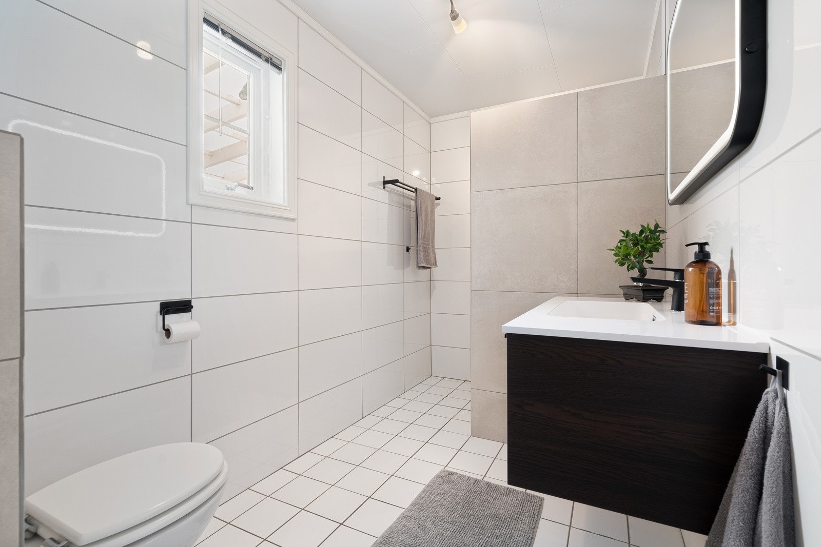 Flislagt bad med gulvvarme. Galleribilde