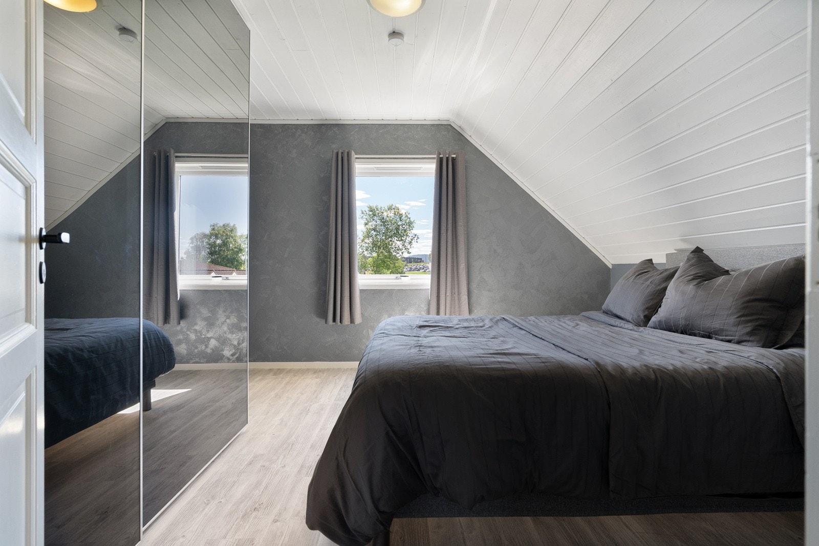 God plass til stor seng og garderobeskap. Galleribilde