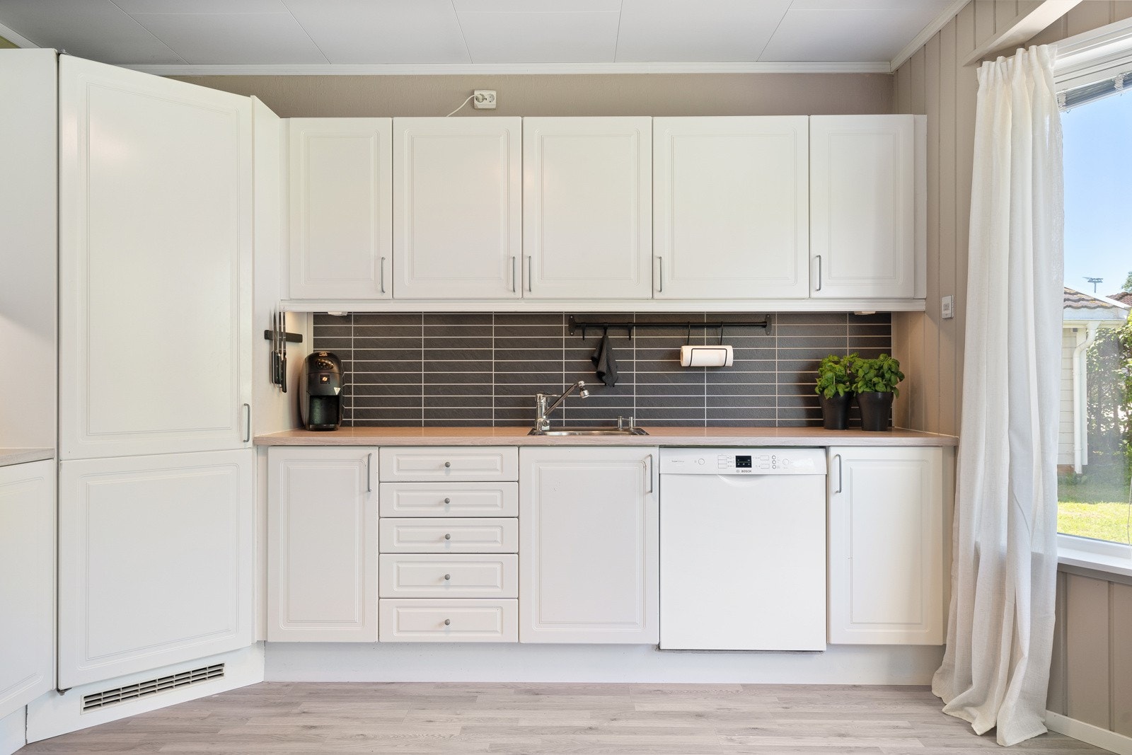 Innredning med profilerte fronter og benkeplate av laminat. Galleribilde