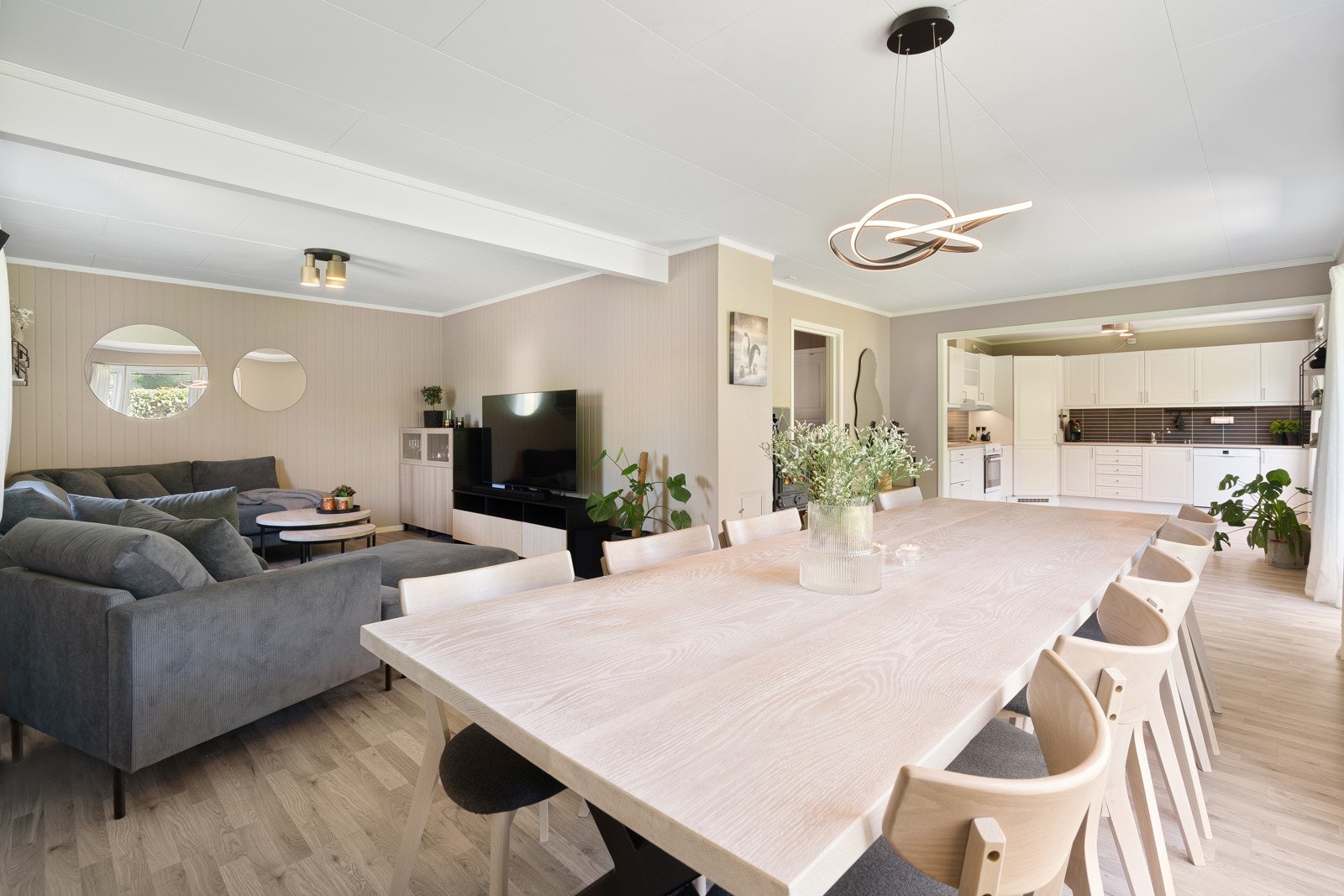 Stuen har flere soner, noe som gir god plass for både sofagruppe og spisebord. Galleribilde