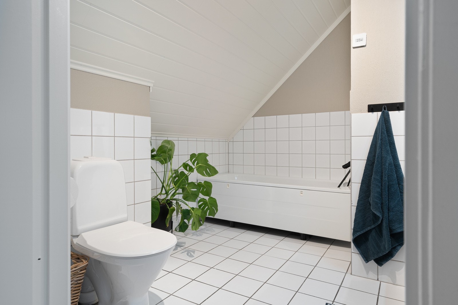 Badekar med vegghengt badekararmatur. Galleribilde