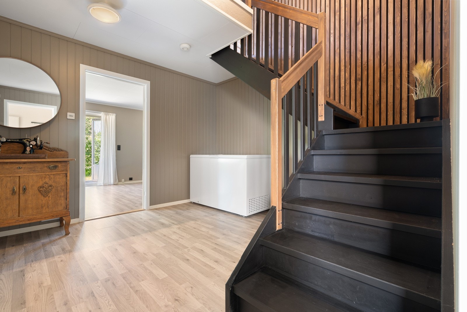 Innbydende trappoppgang ved entre, åpen og fin med rom for innredning. Galleribilde