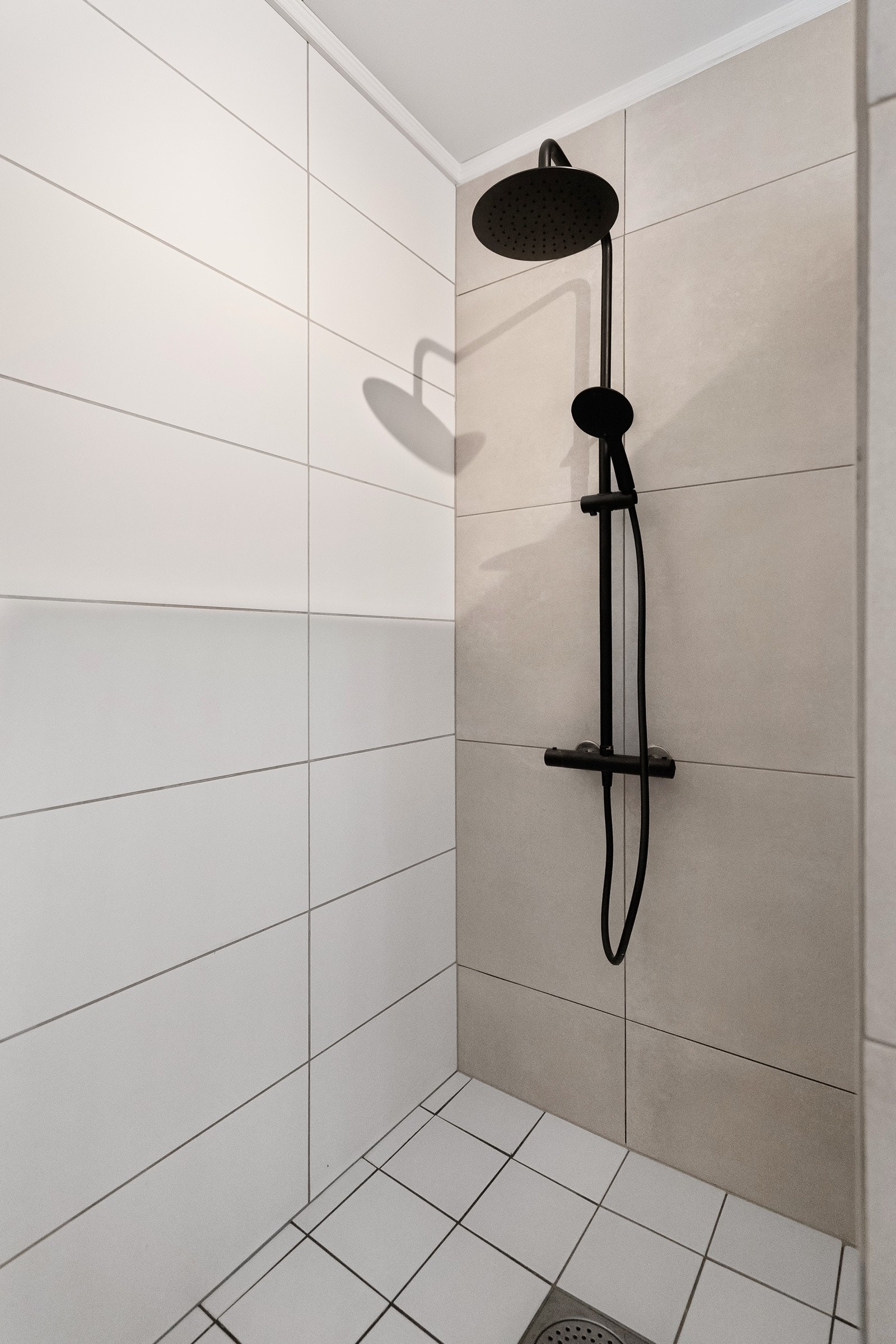 Dusjnisje med vegghengt dusjarmatur. Galleribilde