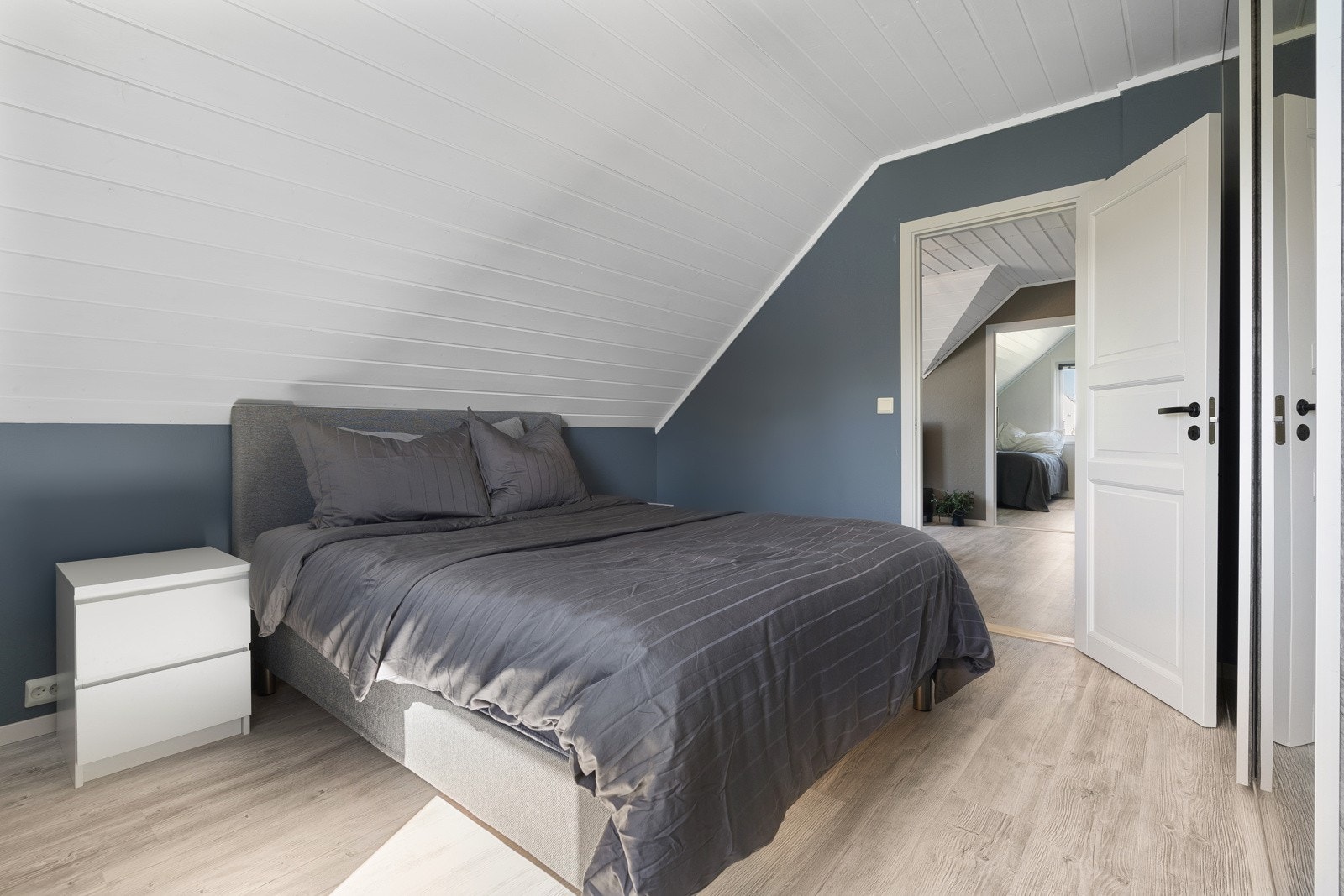 Hovedsoverom på 12 kvm med inngang til bod på 4 kvm. Galleribilde