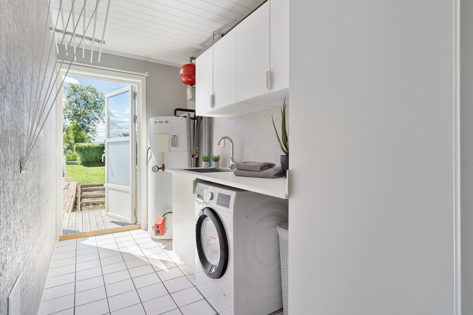 Vaskerom med egen dør ut til markterrassen, meget praktisk. Galleribilde