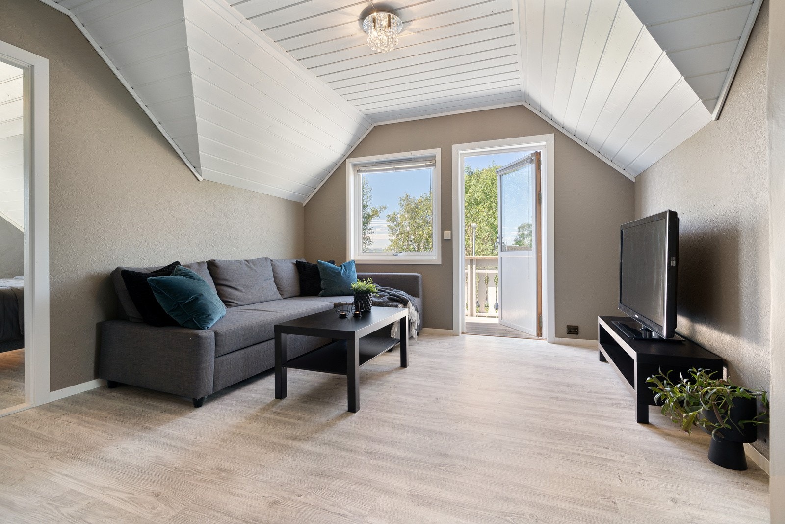 Stilig loftstue med egen balkong. Galleribilde