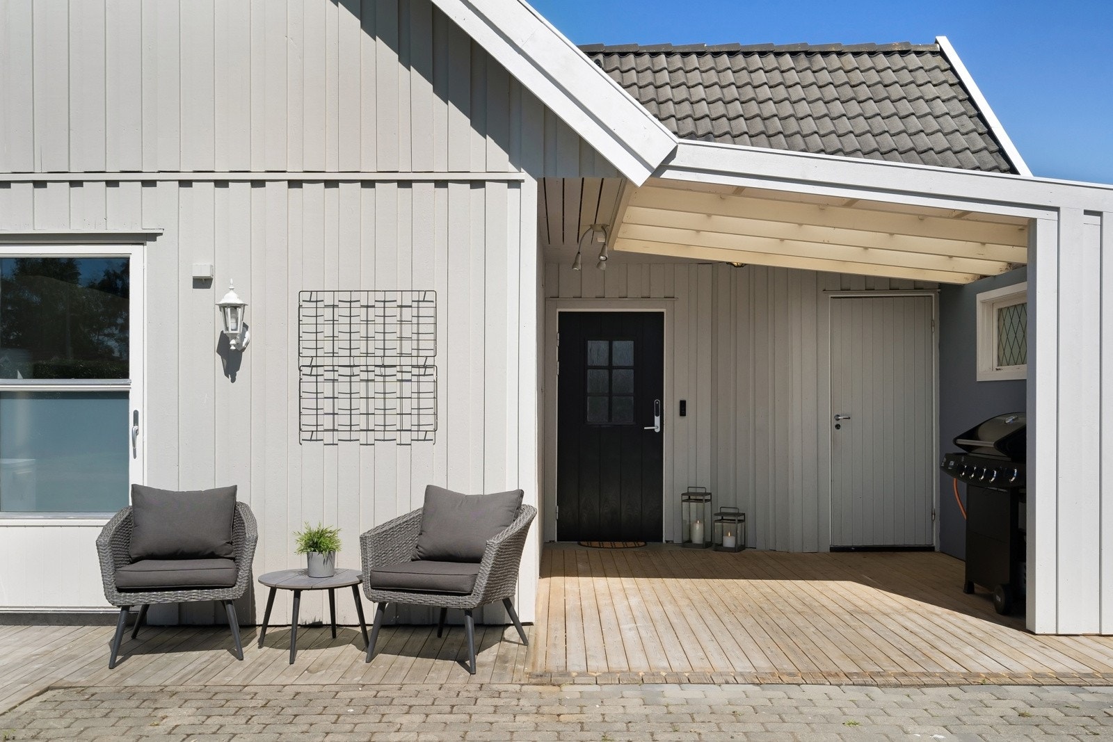 Inngangsparti med god plass for utemøblement. Galleribilde