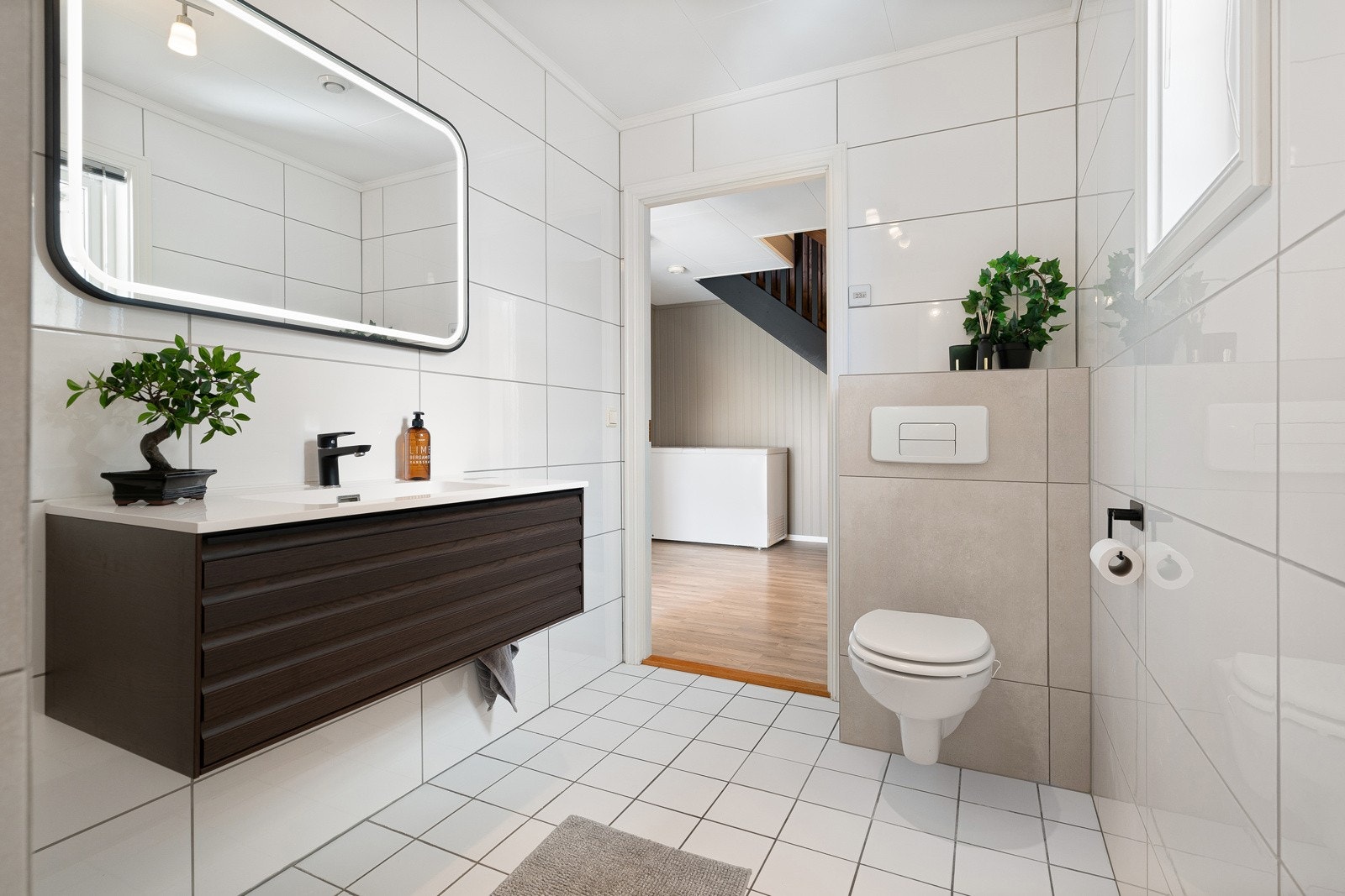 Baderom fra byggeår med enkelte oppgraderinger utført i 2023. Galleribilde