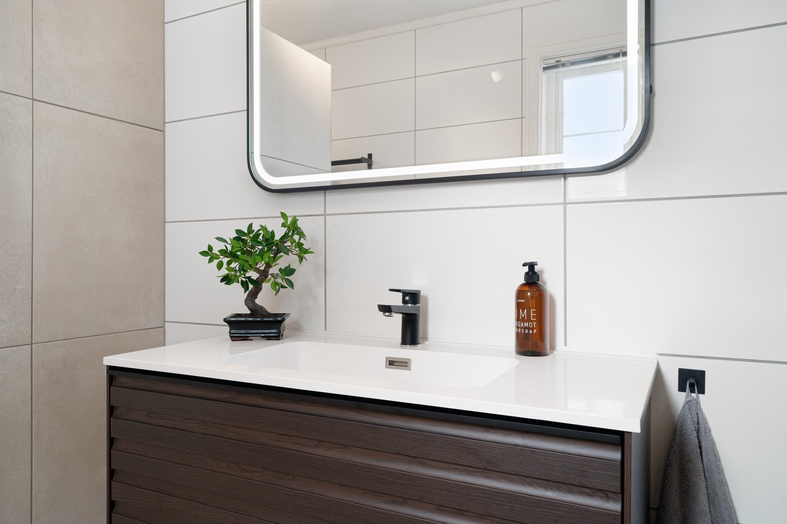 Vegghengt- toalett og servantinnredning med speil. Galleribilde