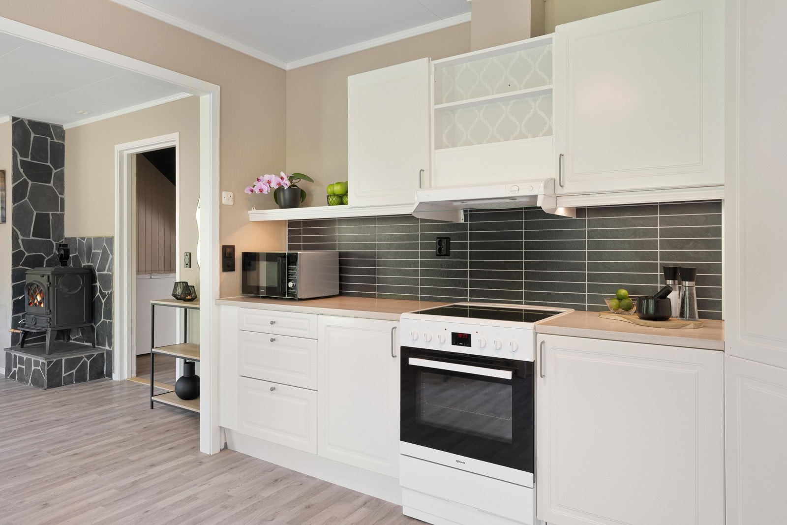 Kjøkkenet oppleves som tidløst og praktisk. Galleribilde