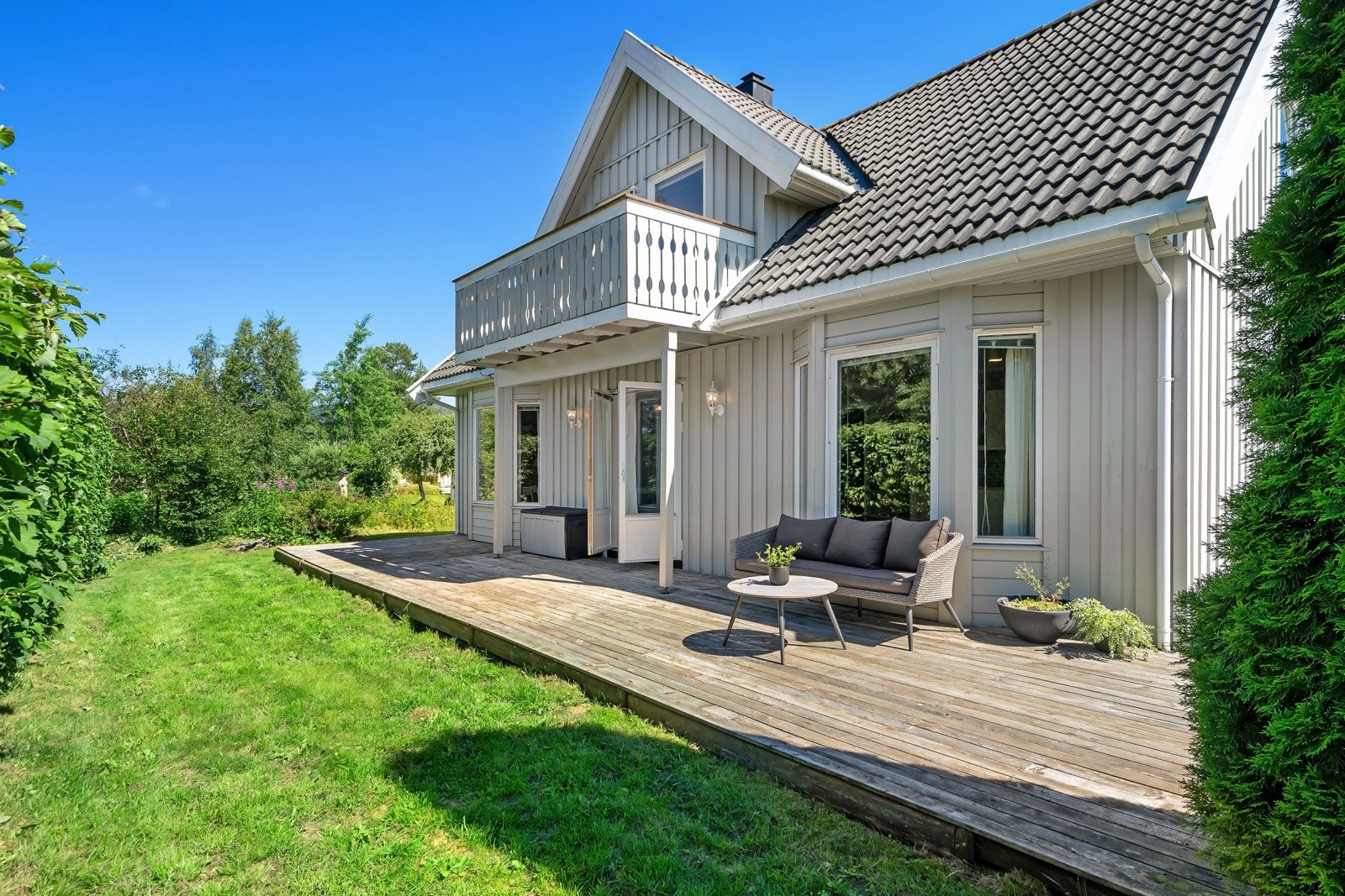 Eiendommen er pent opparbeidet med romslig gårdsplass, solrik hage og flotte uteplasser. Galleribilde